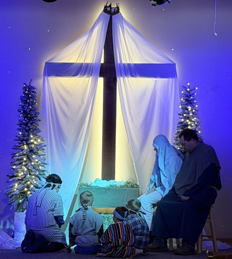 Nativity scene with cross and crown