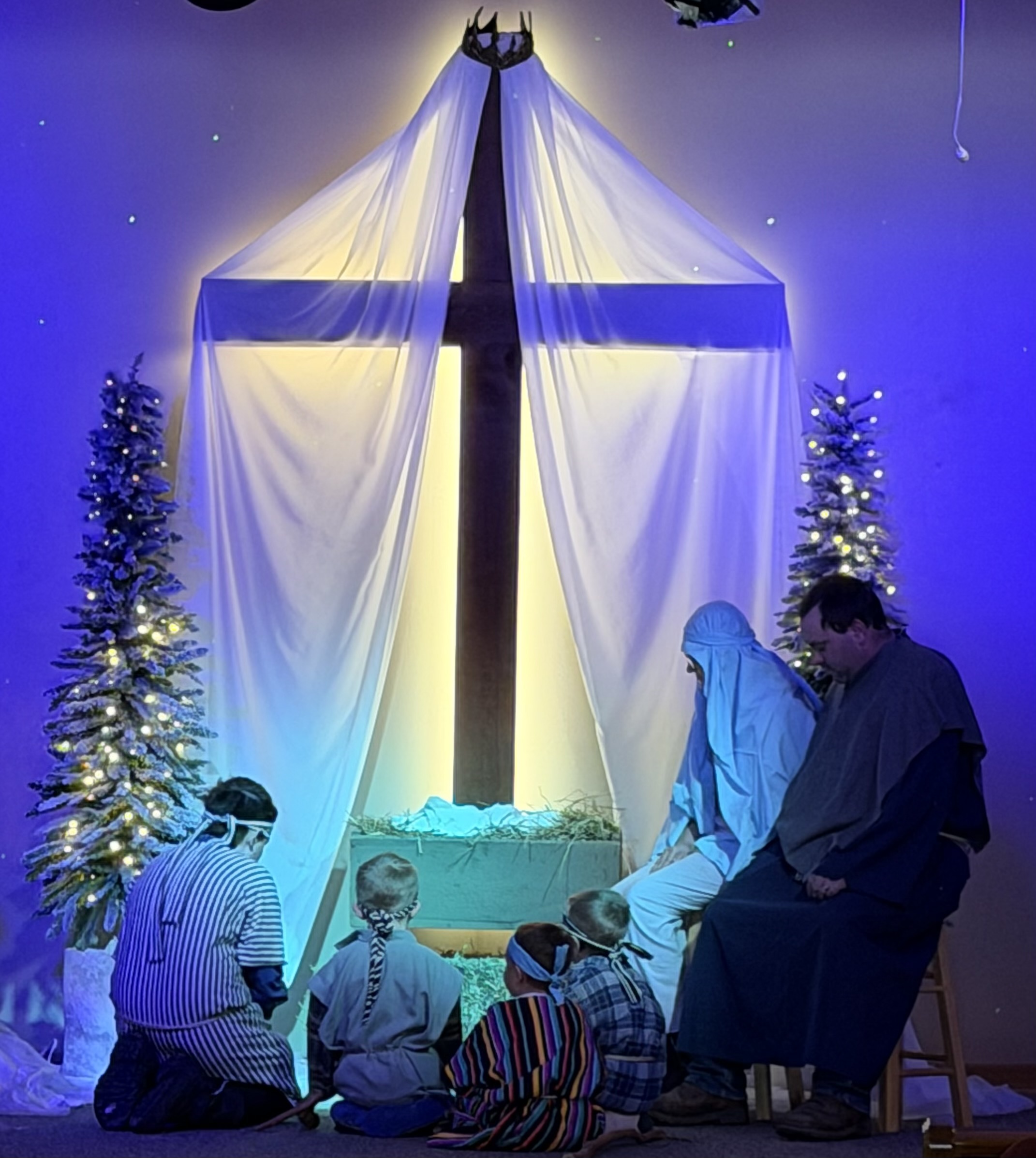 Nativity scene with cross and crown